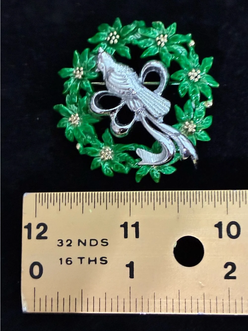 Silver tone EUC Bird on Green Wreath Pet Bird Decorative Brooch